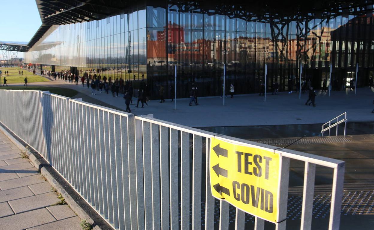 Cartel de test covid frente al Palacio de Exposiciones de León.