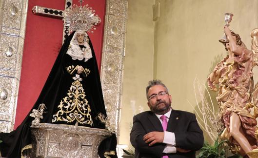 El nuevo abad junto a la talla de la que era seise, Nuestra Señora de la Soledad.