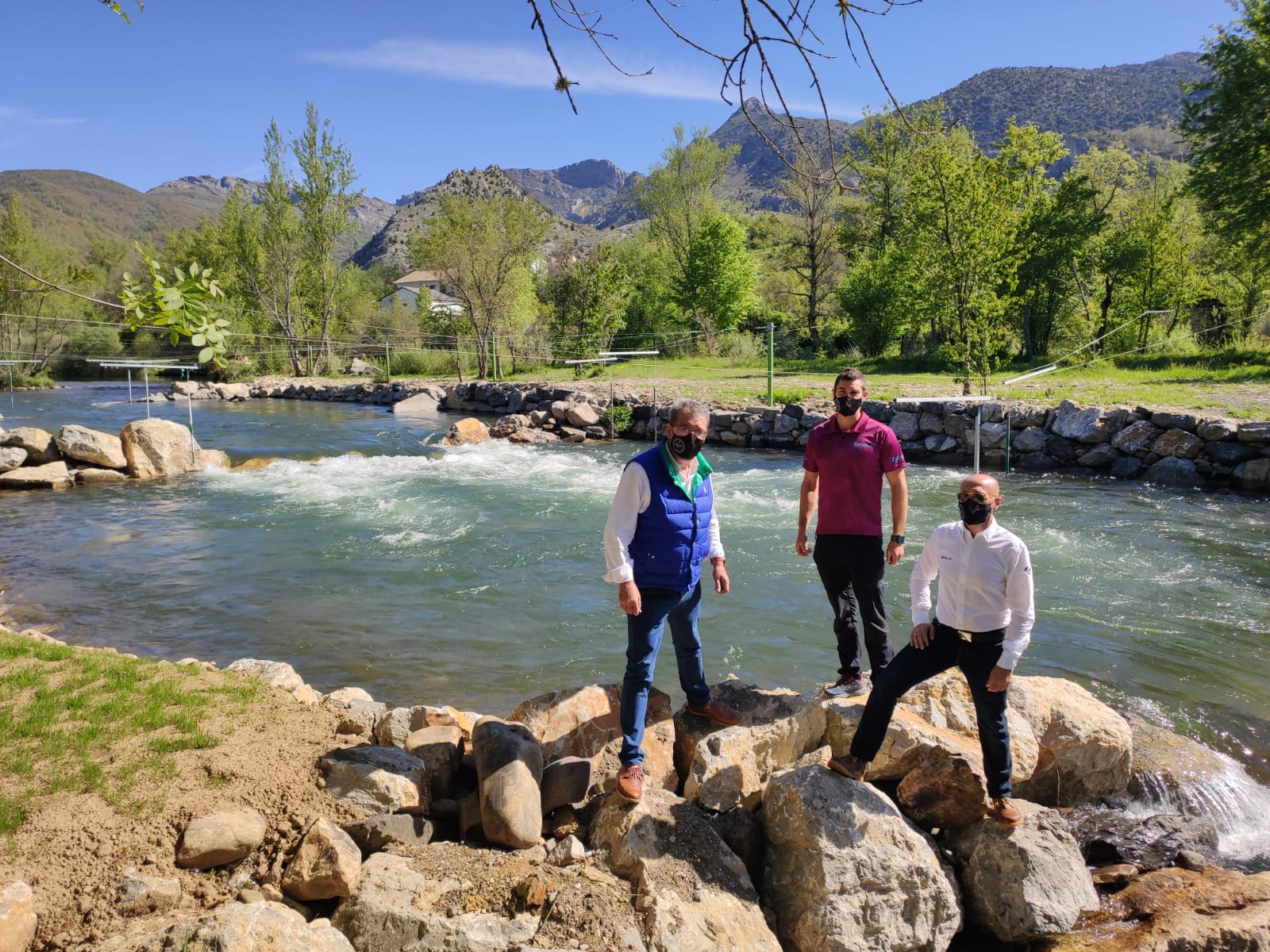 Fidalgo, Arrimadas y García Álvarez junto al canal de Alejico.