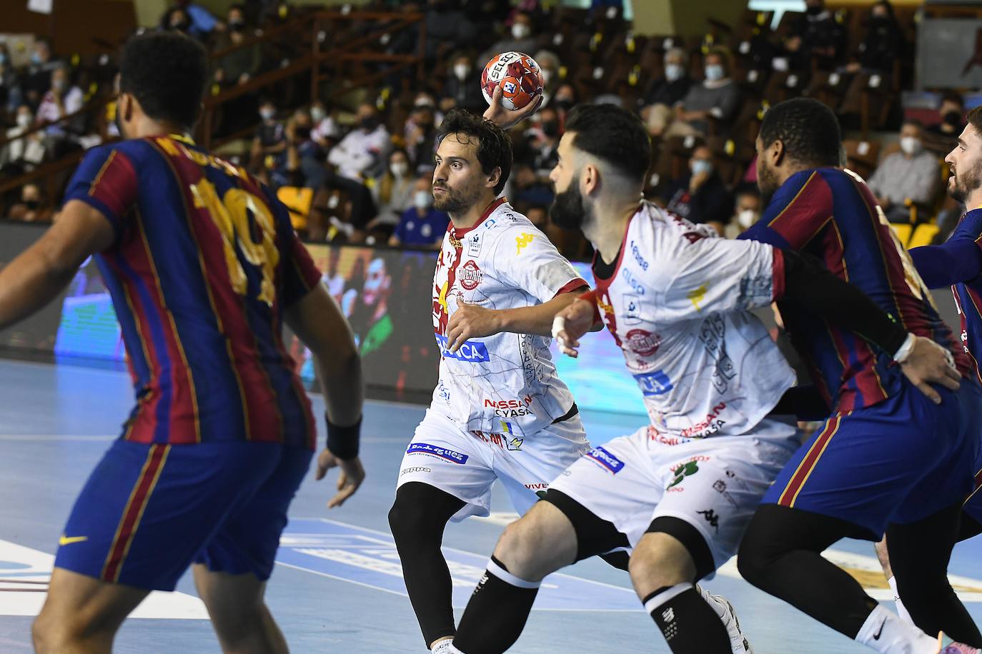 El conjunto leonés no pudo con el todopoderoso equipo blaugrana.