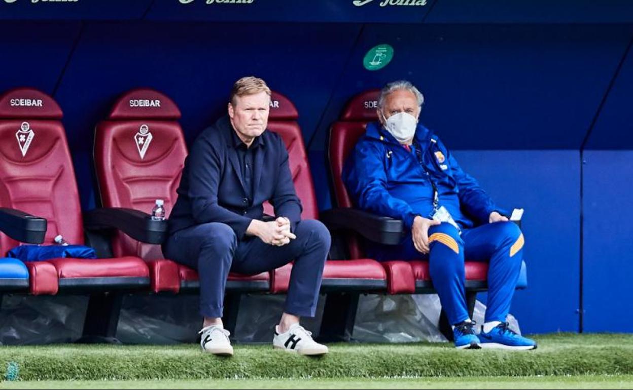 Ronald Koeman, en el banquillo del estadio de Ipurua. 