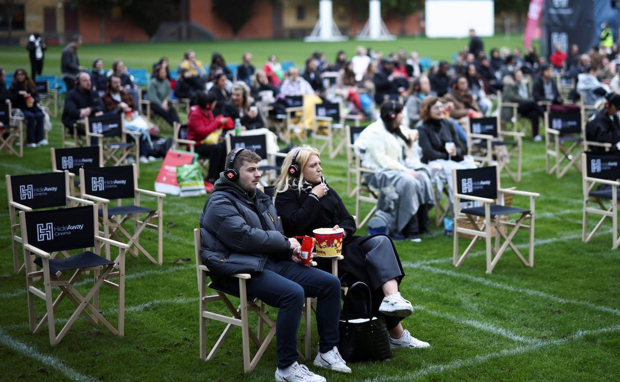 La vuelta de la pantalla grande. Público londinense de una reciente proyección de cine al aire libre.