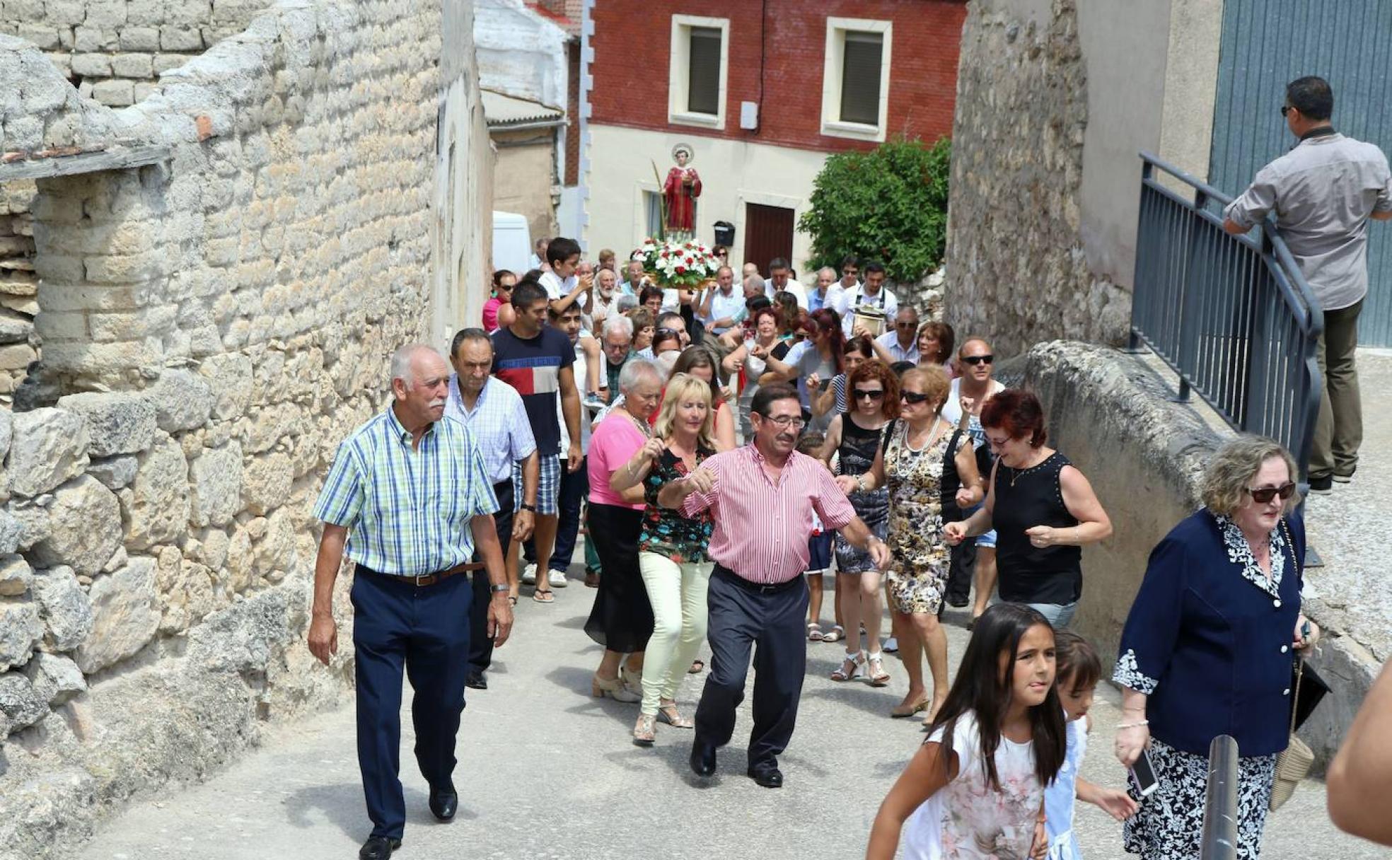 Asistentes a la procesión en Cobos de Cerrato con la tradicional danza al patrón San Román para el disfrute de sus fiestas.