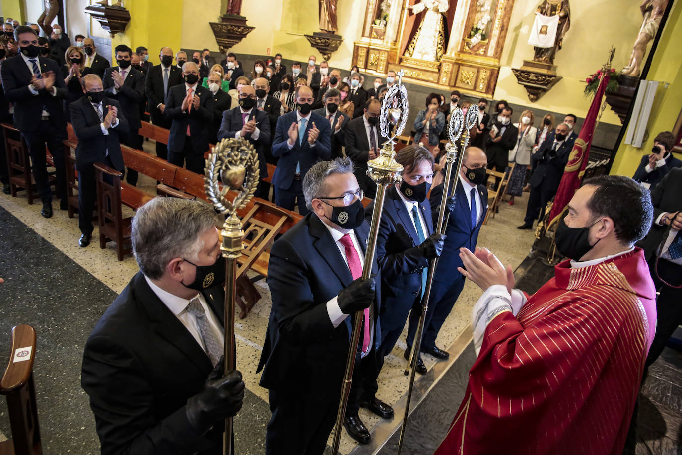 Coincidiendo con el domingo de Pentecostés, se ha producido el relevo de la cofradía en una solemne eucaristía en Santa Nonia
