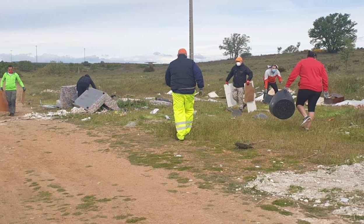 Un instante de la recogida de basura celebrada en la localidad leonesa.