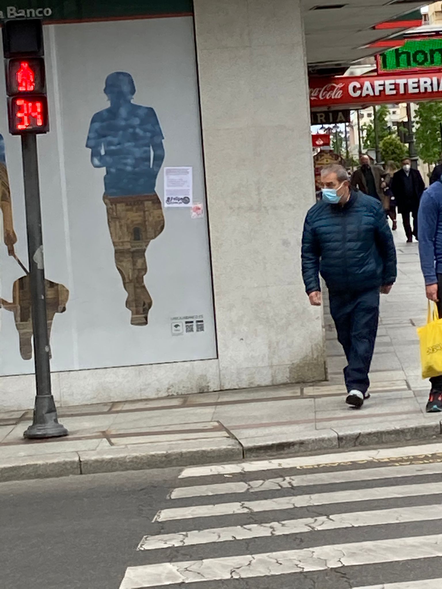 La ciudad de León ha amanecido con carteles contra la gestión del director general de la Cultural, Felipe Llamazares.