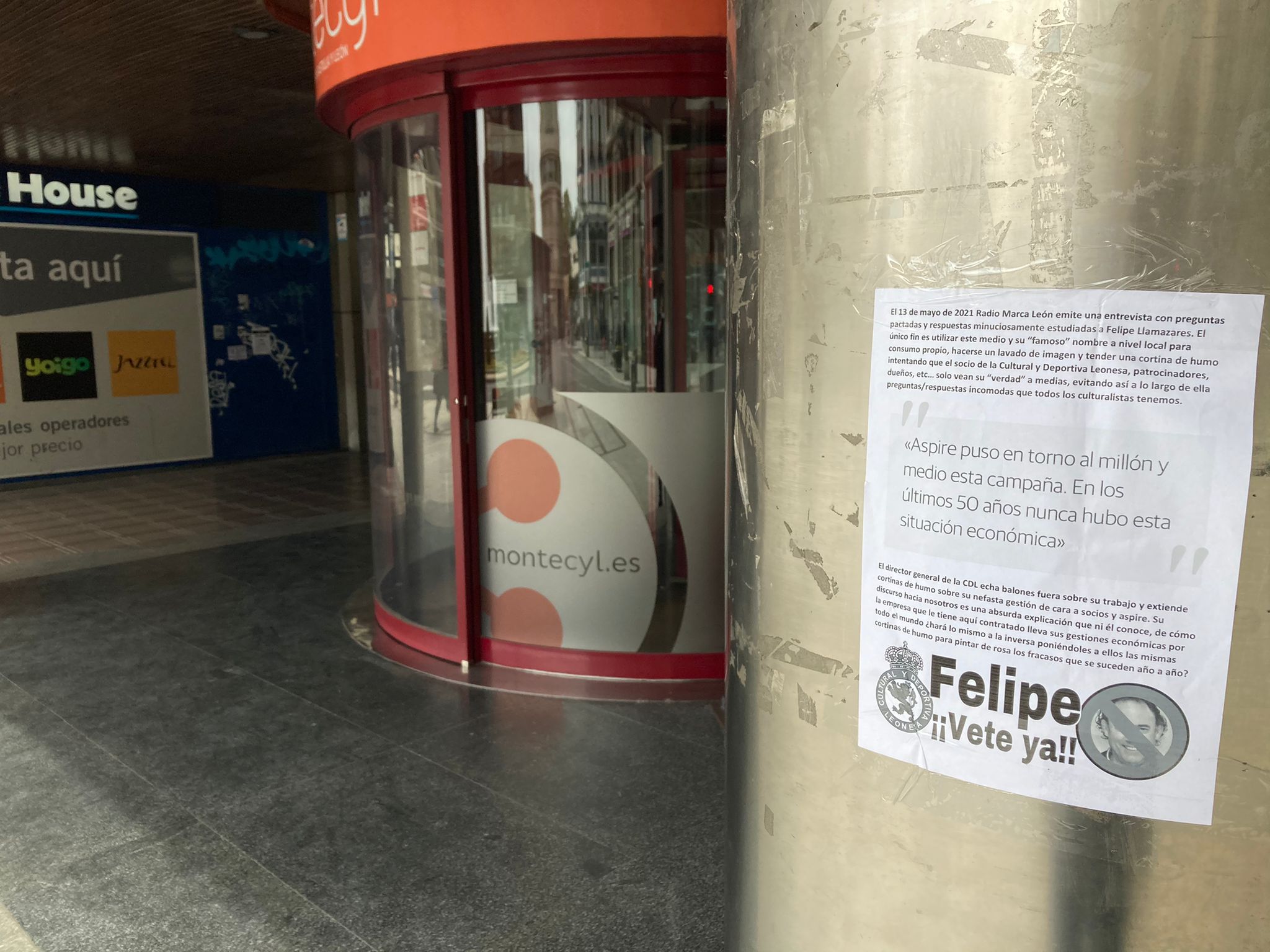 La ciudad de León ha amanecido con carteles contra la gestión del director general de la Cultural, Felipe Llamazares.