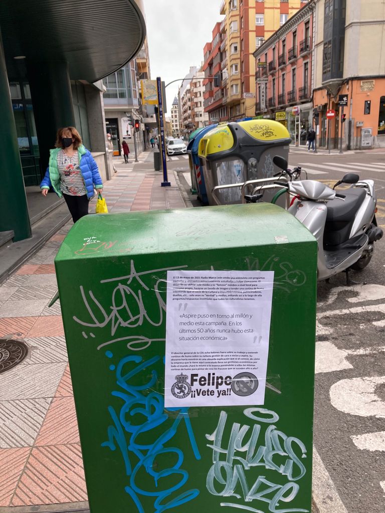 La ciudad de León ha amanecido con carteles contra la gestión del director general de la Cultural, Felipe Llamazares.