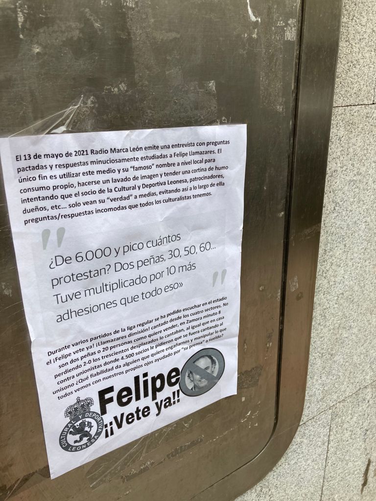 La ciudad de León ha amanecido con carteles contra la gestión del director general de la Cultural, Felipe Llamazares.