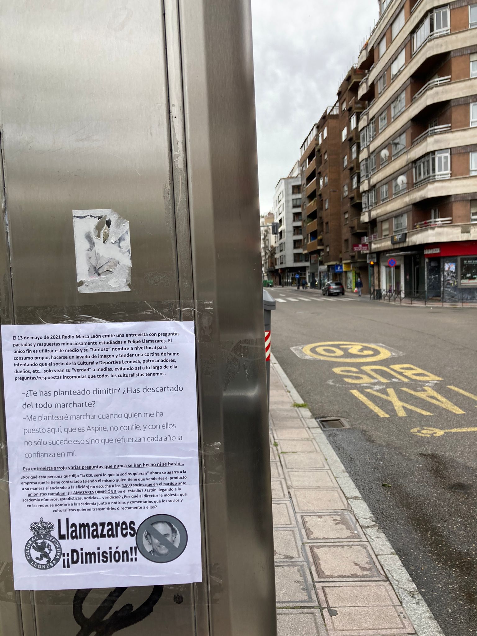 La ciudad de León ha amanecido con carteles contra la gestión del director general de la Cultural, Felipe Llamazares.