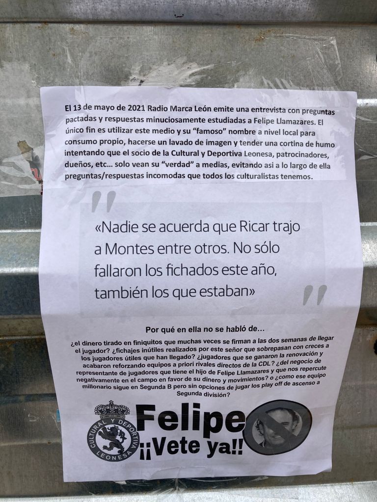 La ciudad de León ha amanecido con carteles contra la gestión del director general de la Cultural, Felipe Llamazares.