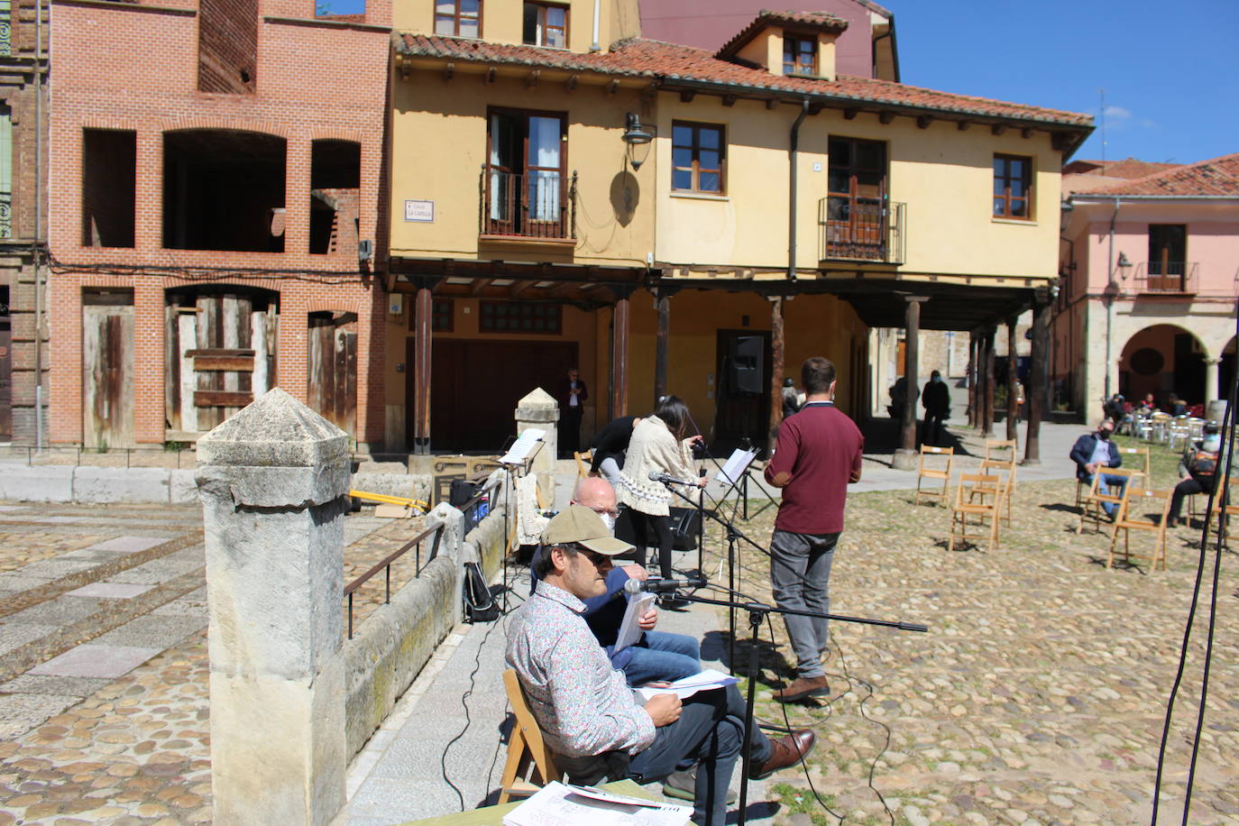 El autor Pedro Gómez García relata en su primera obra «800 años de historia» de la emblemática plaza leonesa.