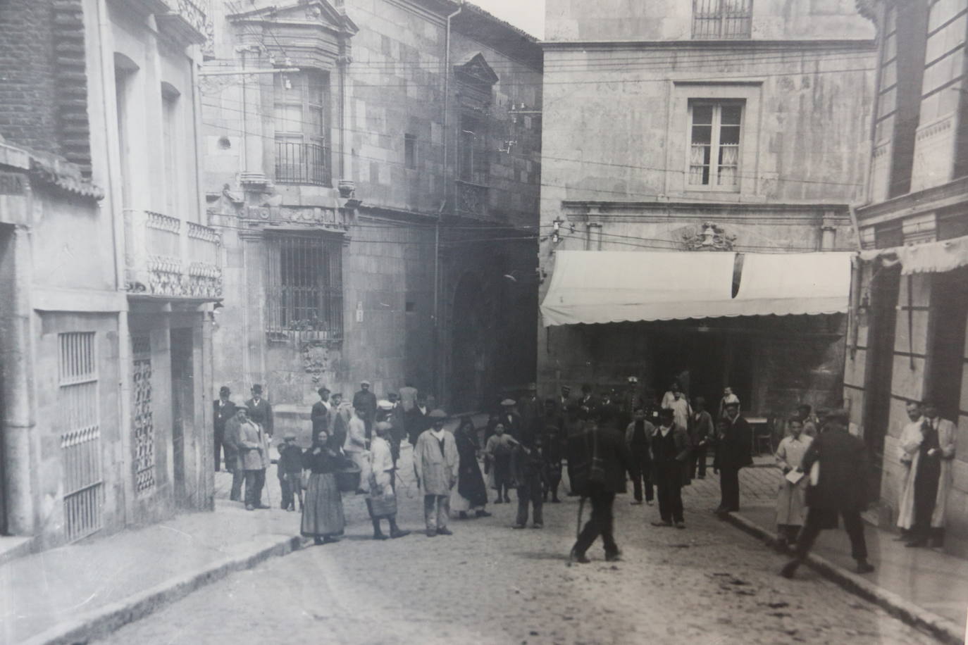 Calle Gumersindo Azcárate, actual calle Regidores, hacia la que es hoy la calle Ancha.