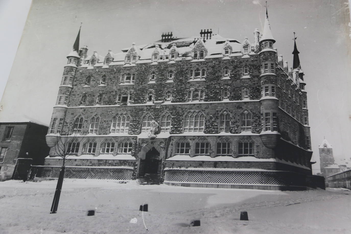 La Casa Botines en un día de nieve.