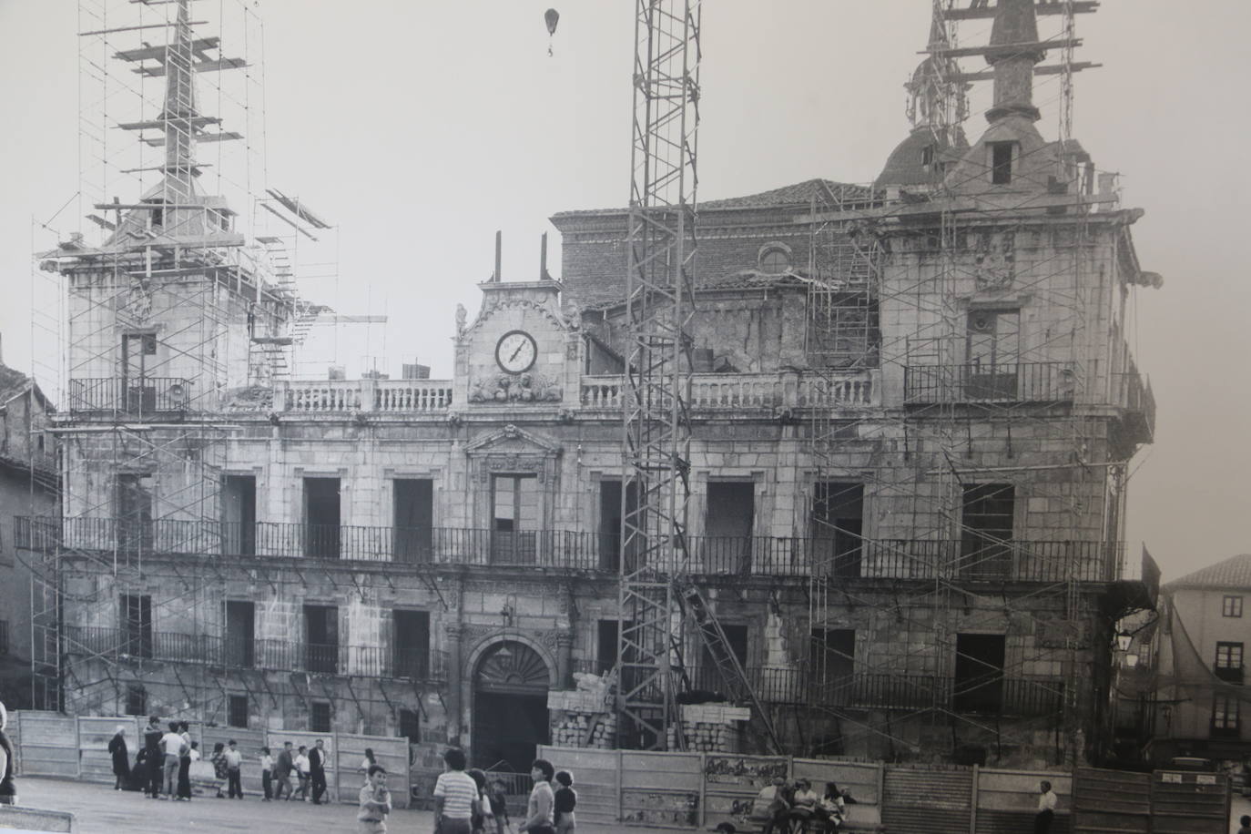 Construcción de la Casa Consistorial en la céntrica Plaza de la Constitución.