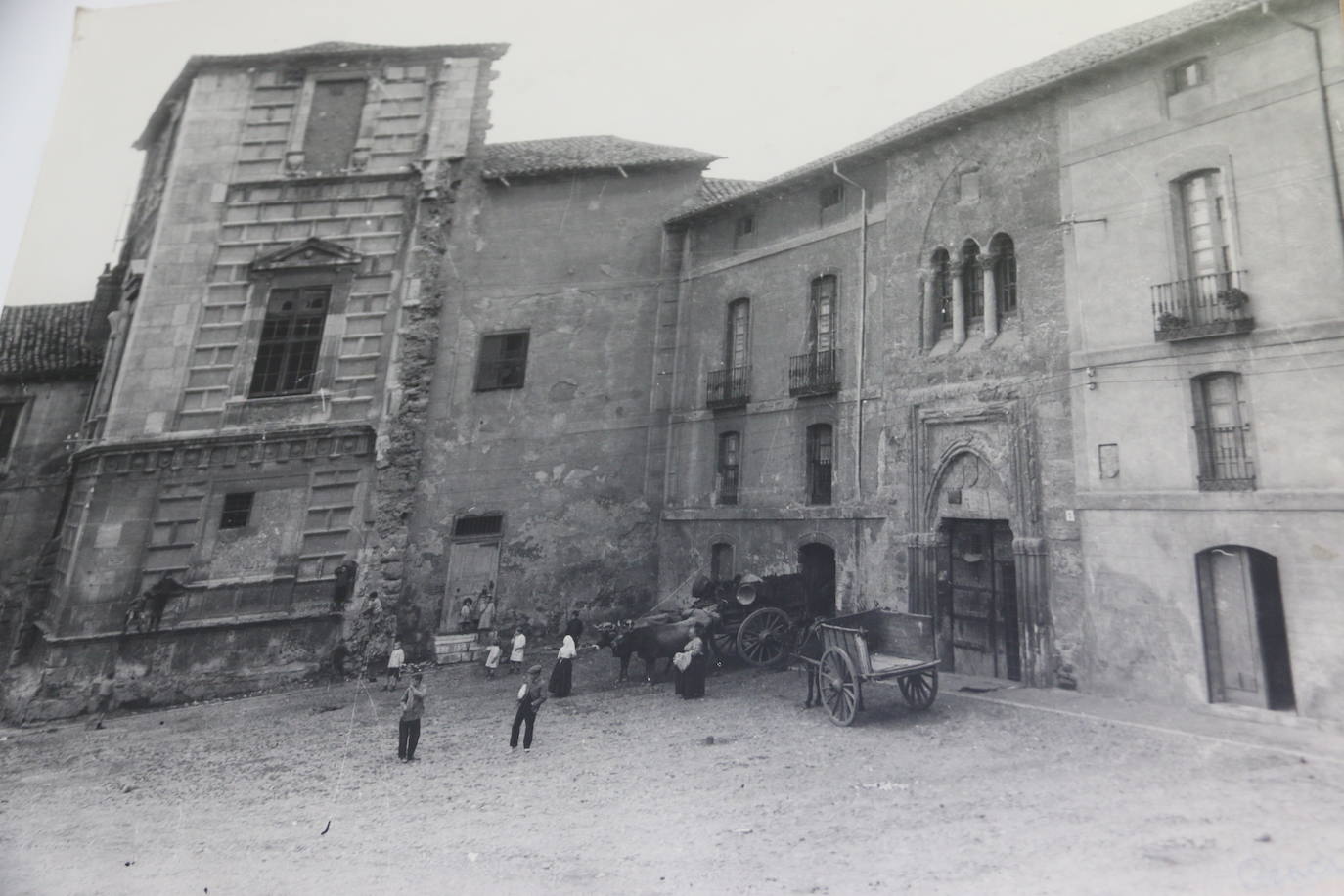 Plaza y palacio de los Condes de Luna.