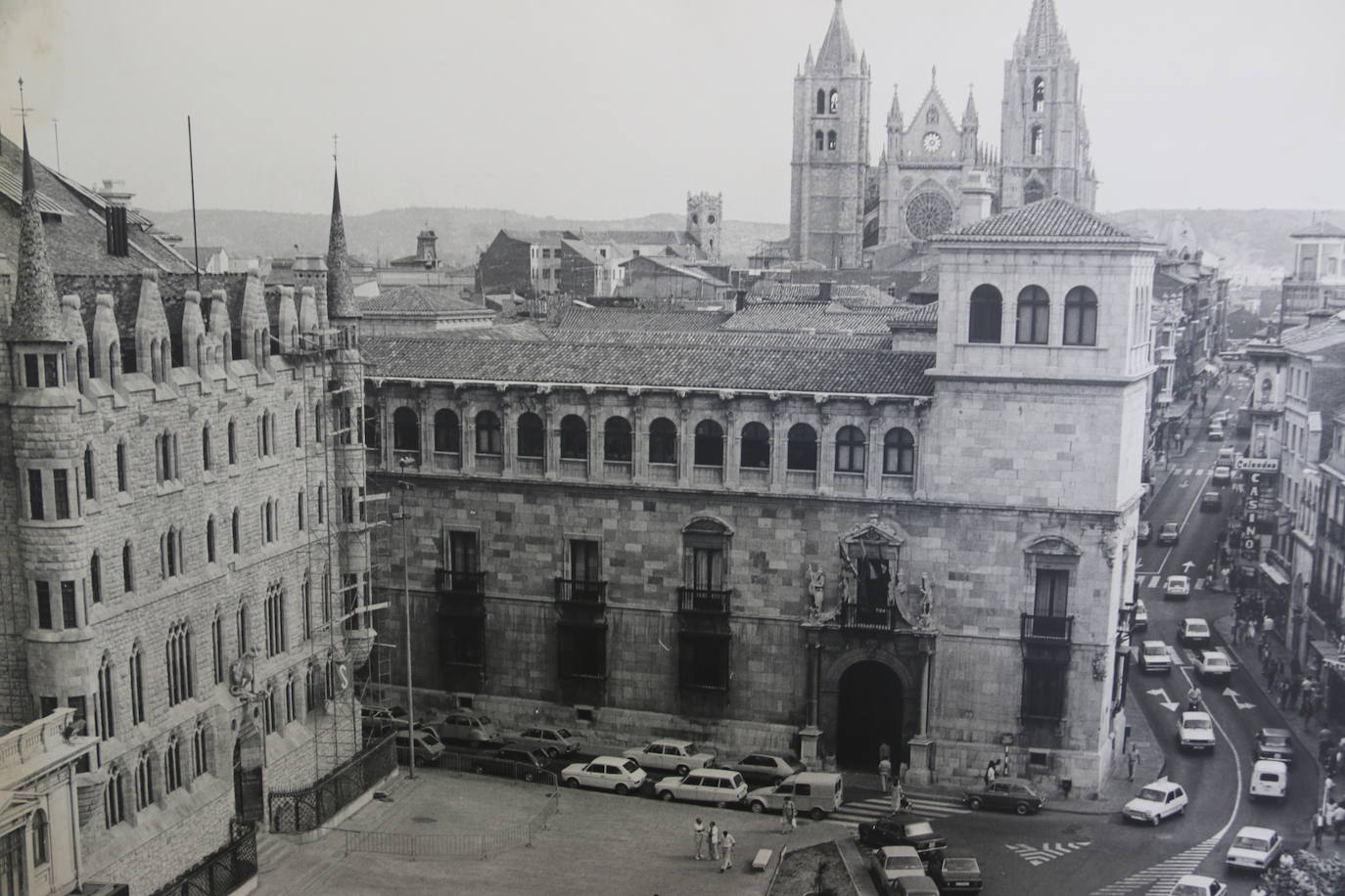 Vista aérea de la calle Generalísimo (Ancha) con la Casa Botines, el Palacio de los Guzmanes y la CAtedral.