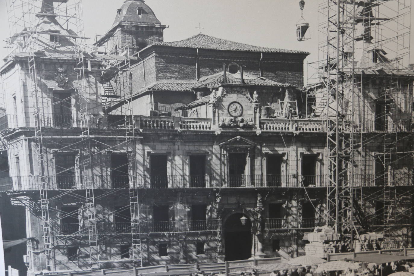 Construcción del actual edificio de la Casa Consistorial en la conocida como Plaza de la Constitución.