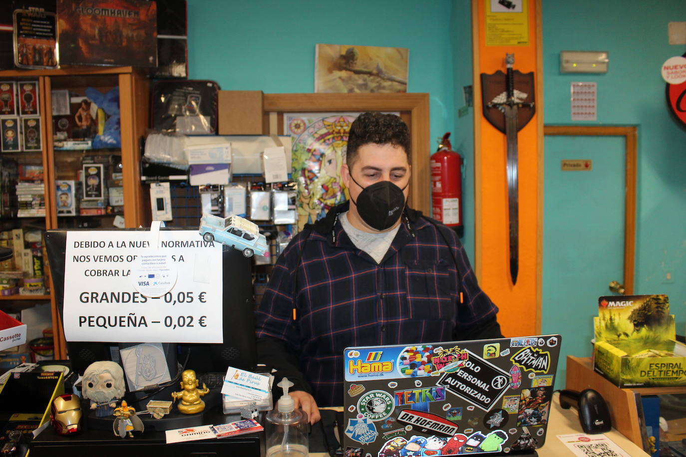 Rodrigo Vidal Sierra celebra el Día del Orgullo Friki al frente desde hace tres años de una de las tiendas de esta índole en León.