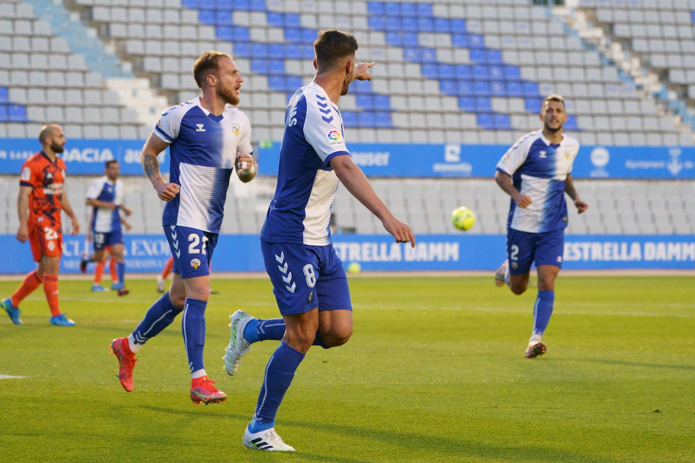 La SD Ponferradina visita la Nova Creu Alta para medirse al CE Sabadell en el último partido a domicilio del curso.