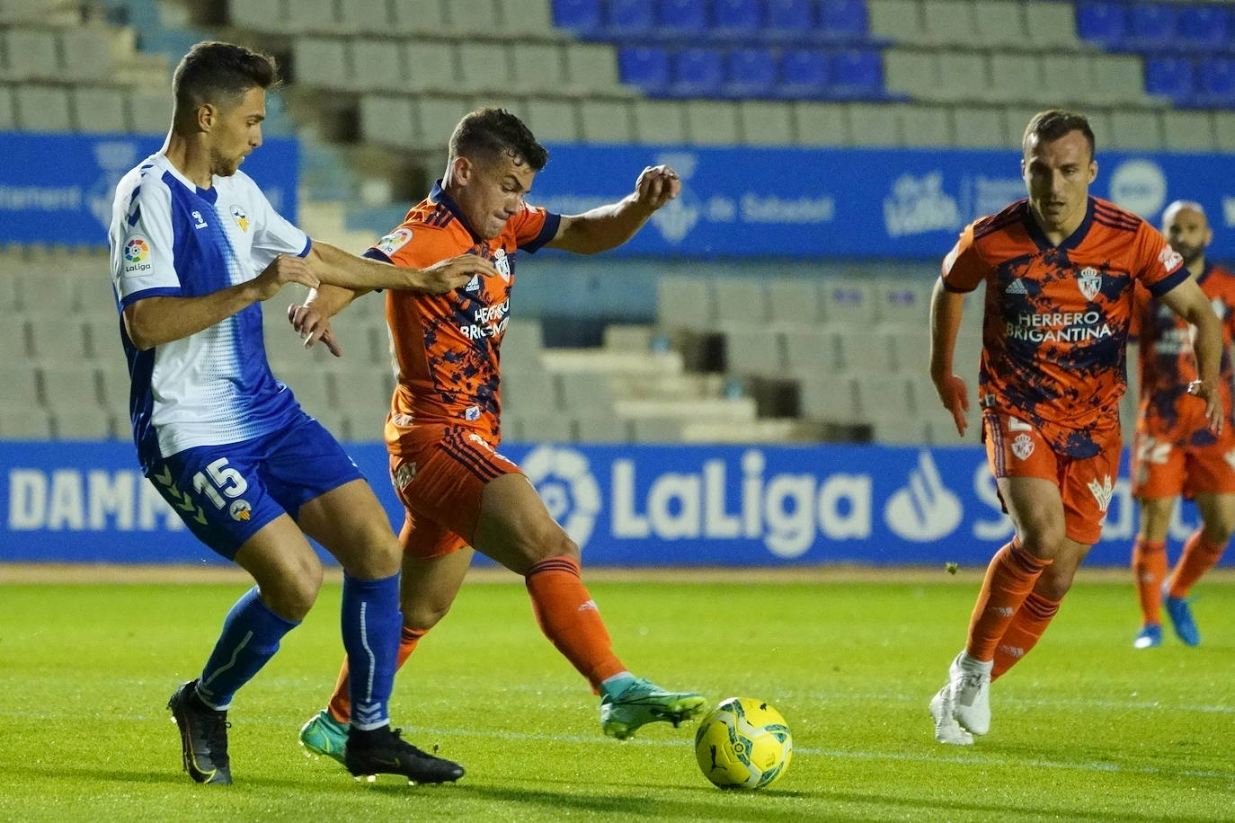 La SD Ponferradina visita la Nova Creu Alta para medirse al CE Sabadell en el último partido a domicilio del curso.