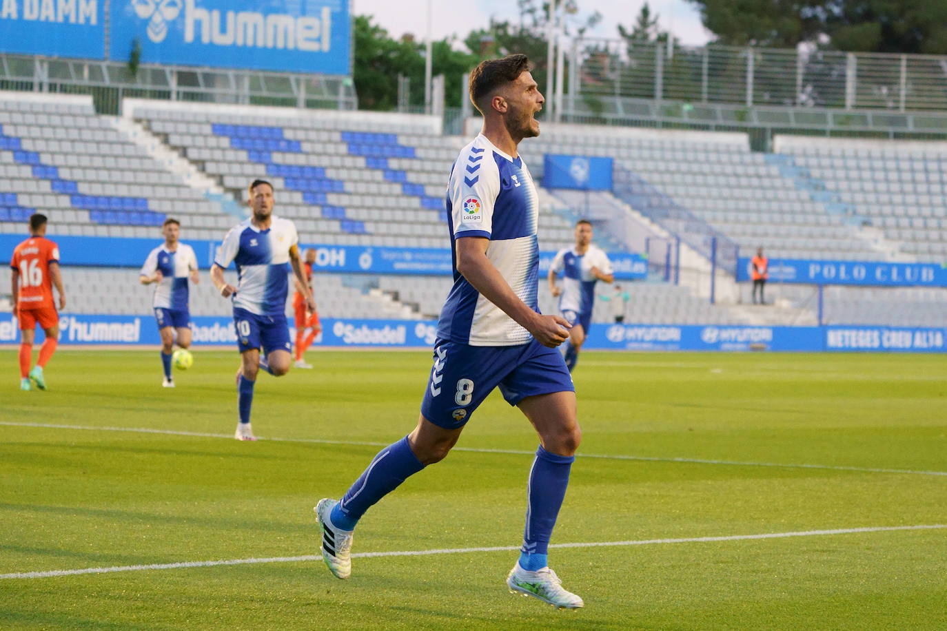 La SD Ponferradina visita la Nova Creu Alta para medirse al CE Sabadell en el último partido a domicilio del curso.