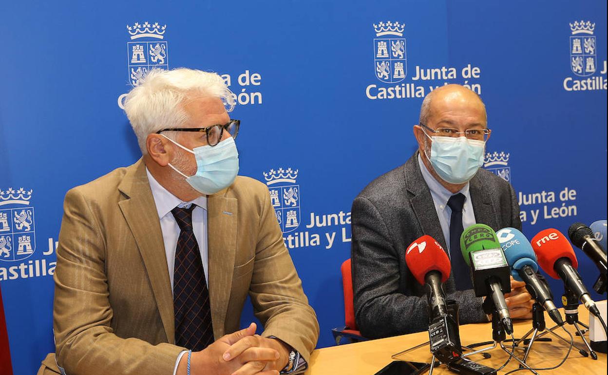 El vicepresidente, portavoz y consejero de Transparencia, Ordenación del Territorio y Acción Exterior, Francisco Igea (D), acompñañado del director general de Transparencia y Buen Bobierno, Joaquin Messeguer, realiza una jornada de encuentros institucionales que mantendrá en Palencia.