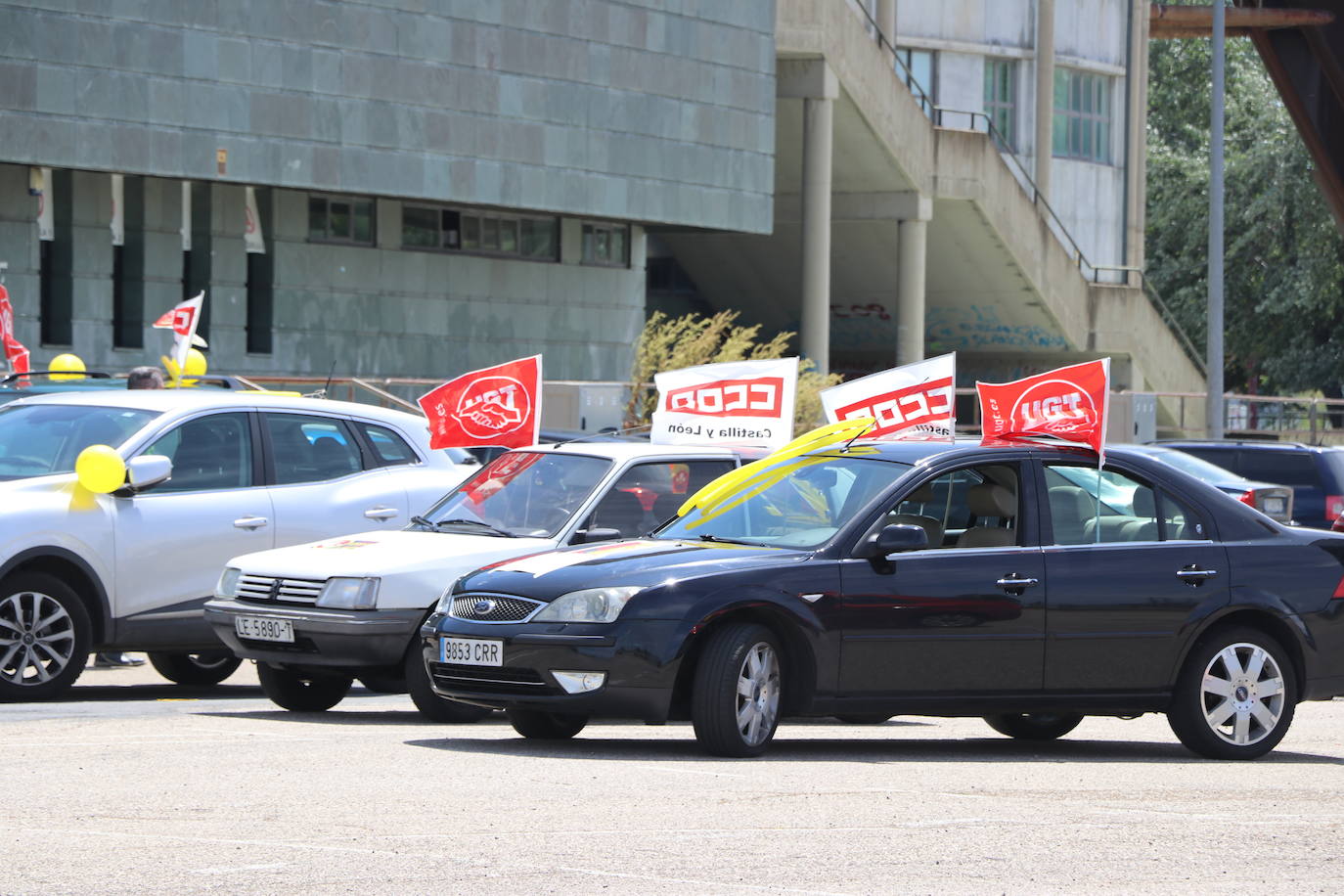 Una treintena de vehículos se movilizan contra la gestión de la empresa pública.