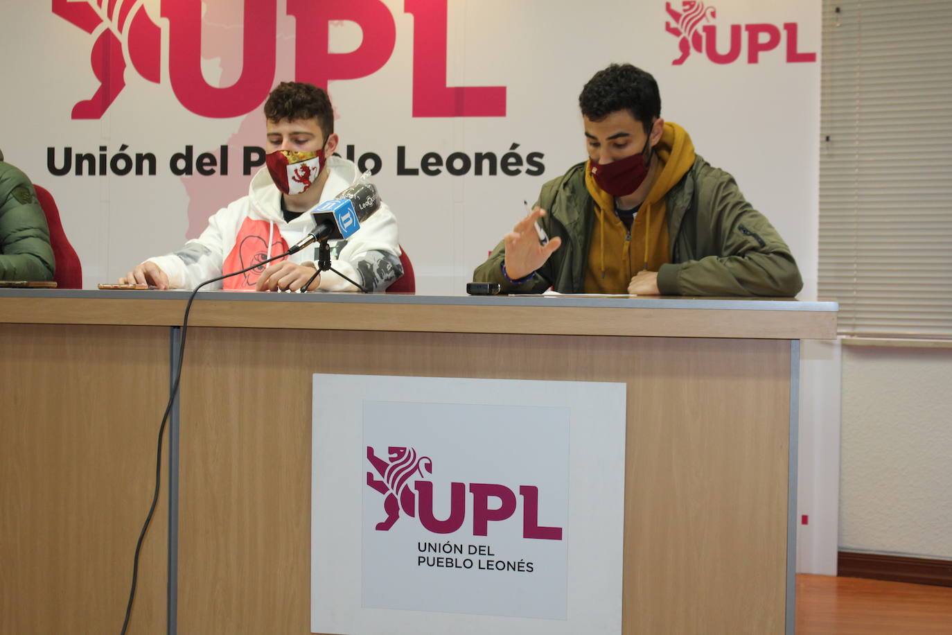 Los jóvenes leonesistas, unos cincuenta miembros, se suman a la manifestación convocada por Conceyu por la autonomía de la Región Leonesa.
