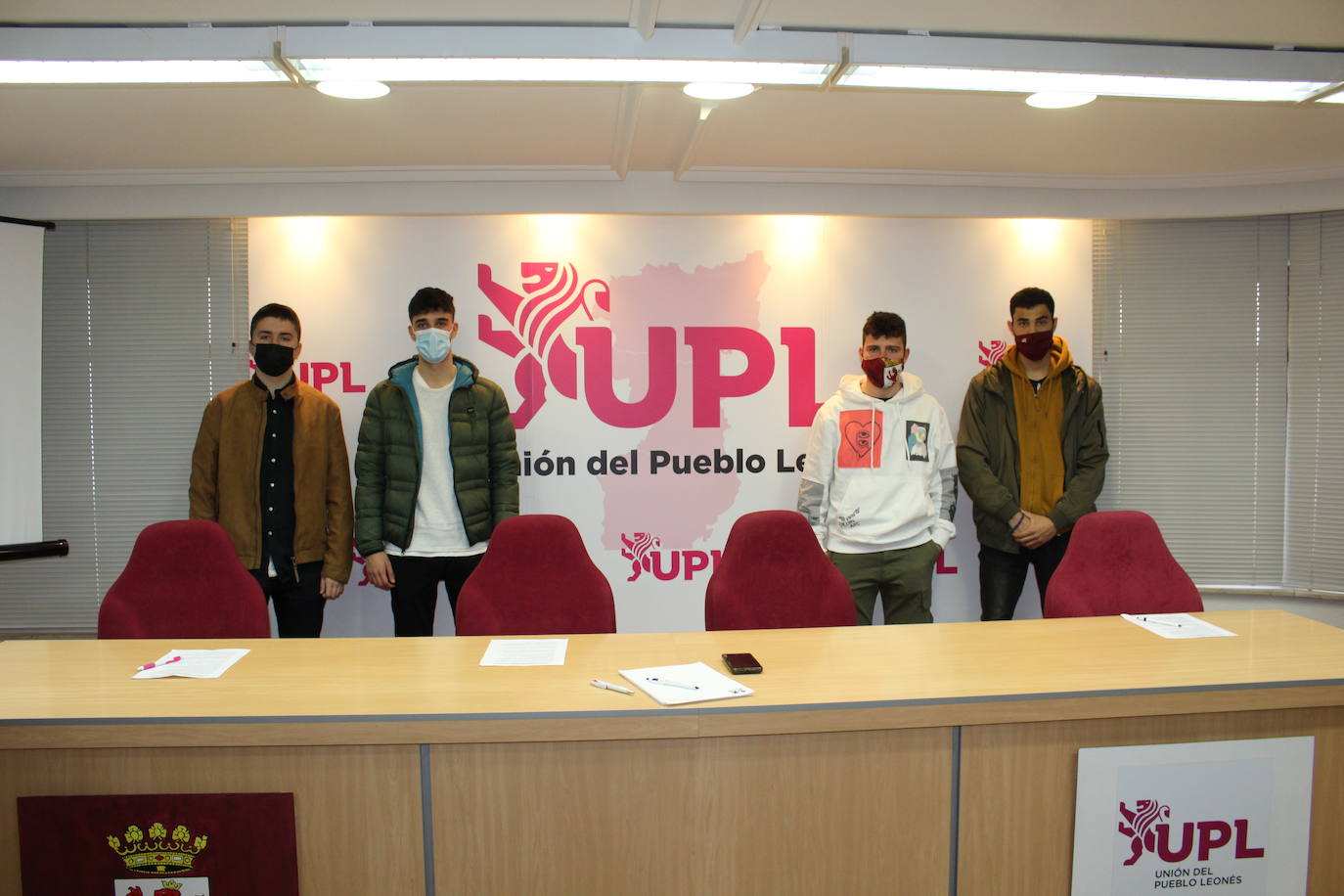 Los jóvenes leonesistas, unos cincuenta miembros, se suman a la manifestación convocada por Conceyu por la autonomía de la Región Leonesa.