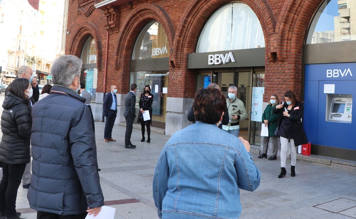 La plantilla de la entidad bancaria protesta durante una hora contra el ERE planteado por la empresa que afectaría a 14 personas en la provincia de León