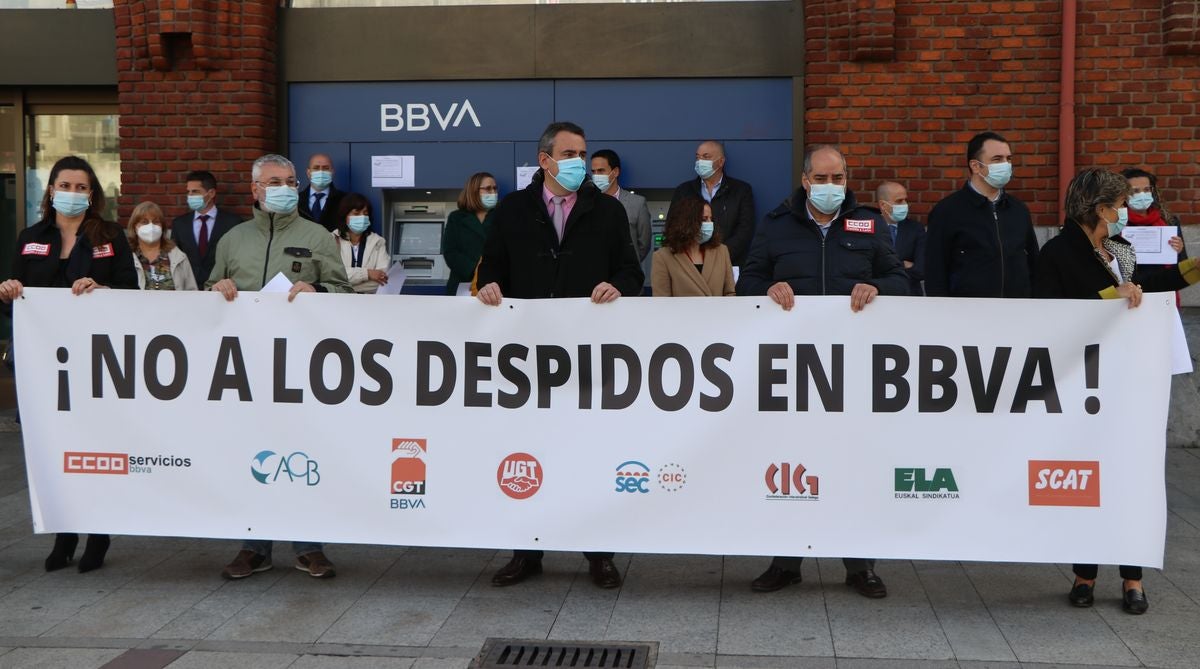 La plantilla de la entidad bancaria protesta durante una hora contra el ERE planteado por la empresa que afectaría a 14 personas en la provincia de León