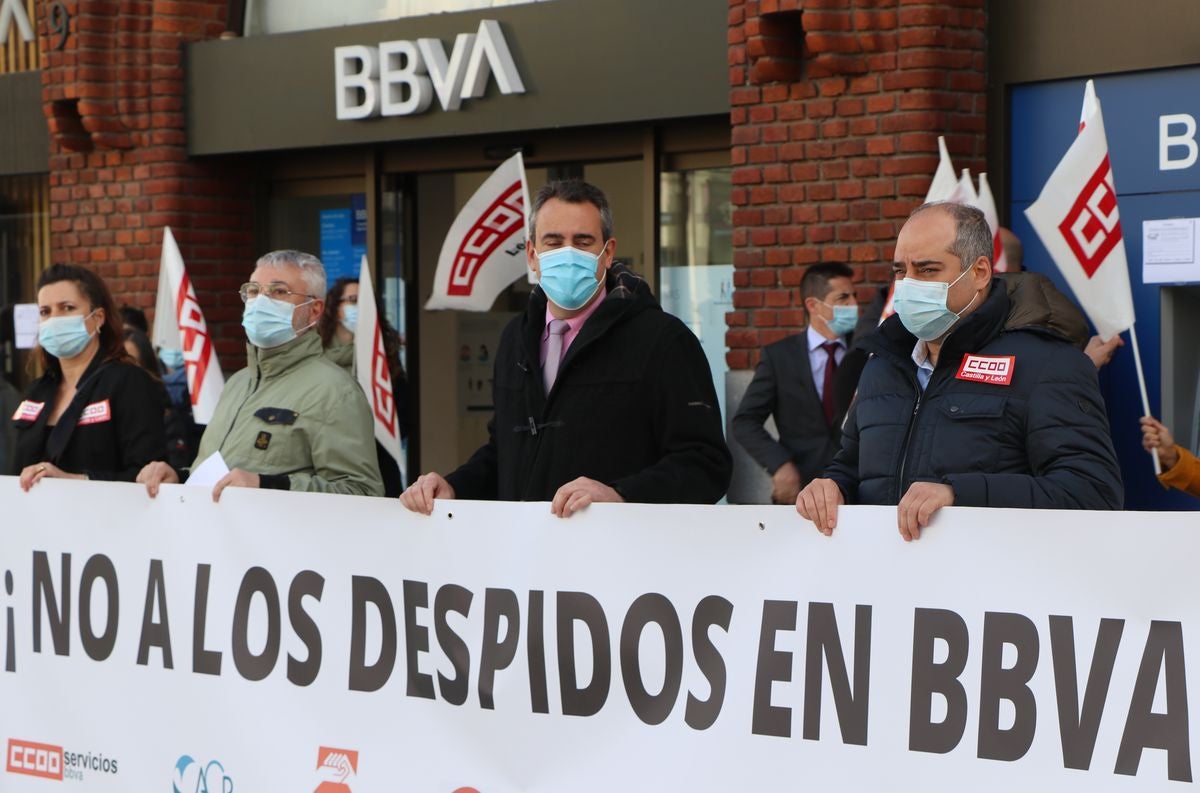 La plantilla de la entidad bancaria protesta durante una hora contra el ERE planteado por la empresa que afectaría a 14 personas en la provincia de León