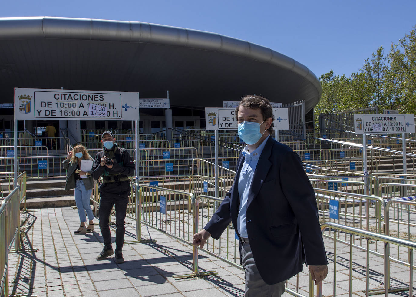 El presidente de la Junta de Castilla y León recibe la dosis de la vacuna en Salamanca.