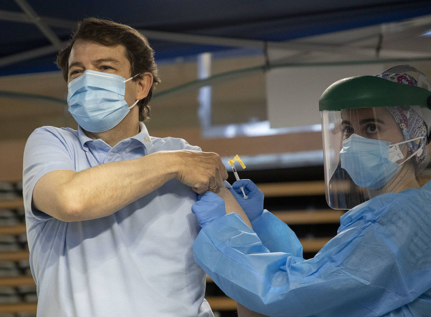 El presidente de la Junta de Castilla y León recibe la dosis de la vacuna en Salamanca.