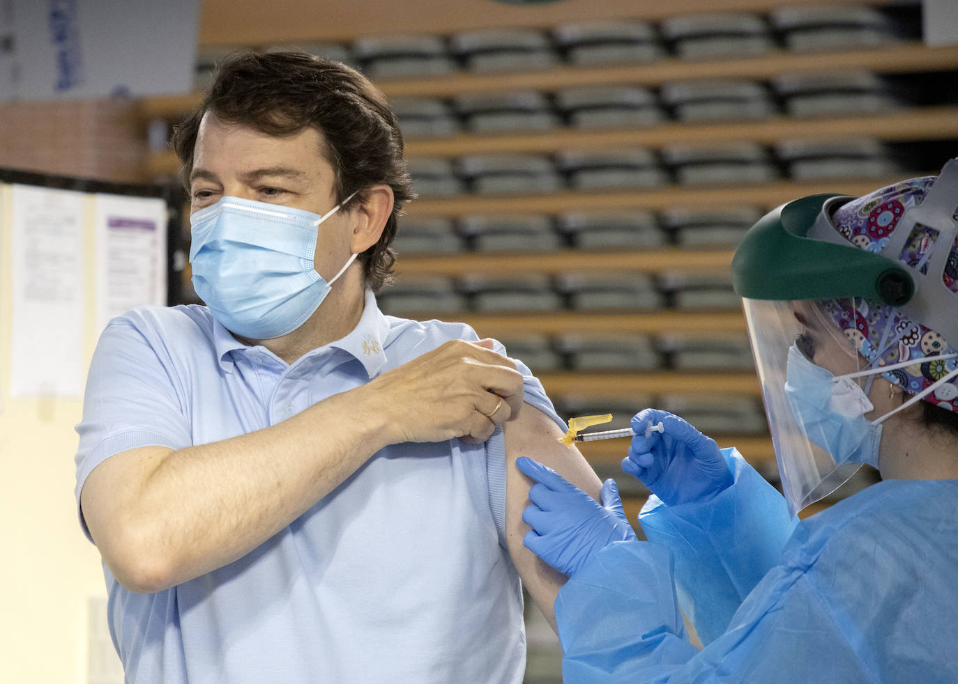 El presidente de la Junta de Castilla y León recibe la dosis de la vacuna en Salamanca.