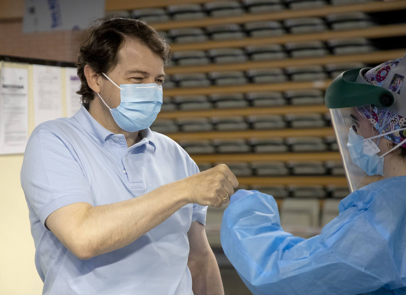 El presidente de la Junta de Castilla y León recibe la dosis de la vacuna en Salamanca.