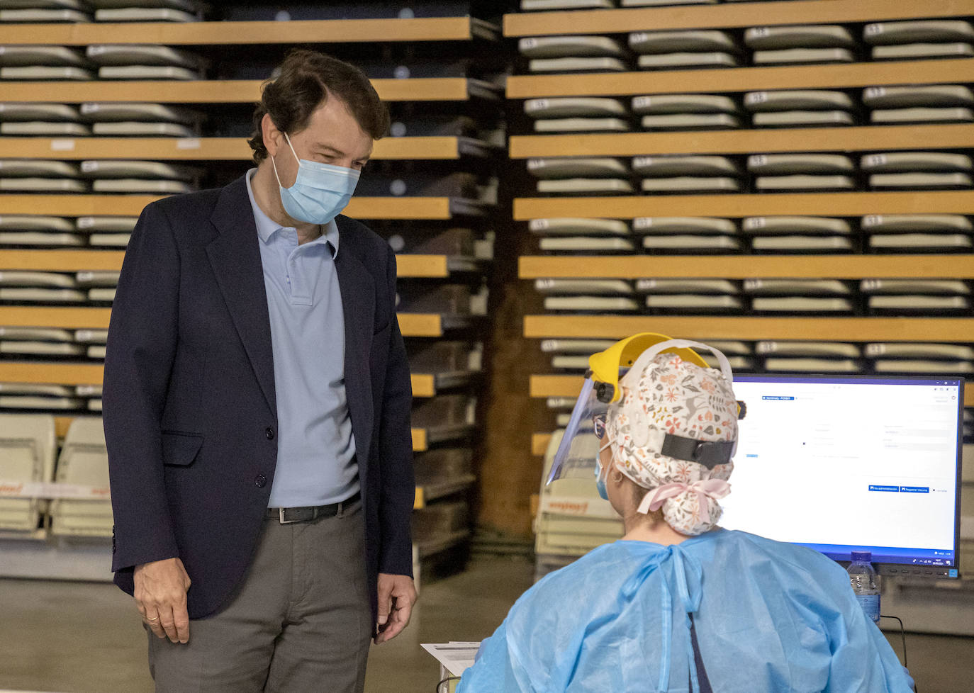 El presidente de la Junta de Castilla y León recibe la dosis de la vacuna en Salamanca.