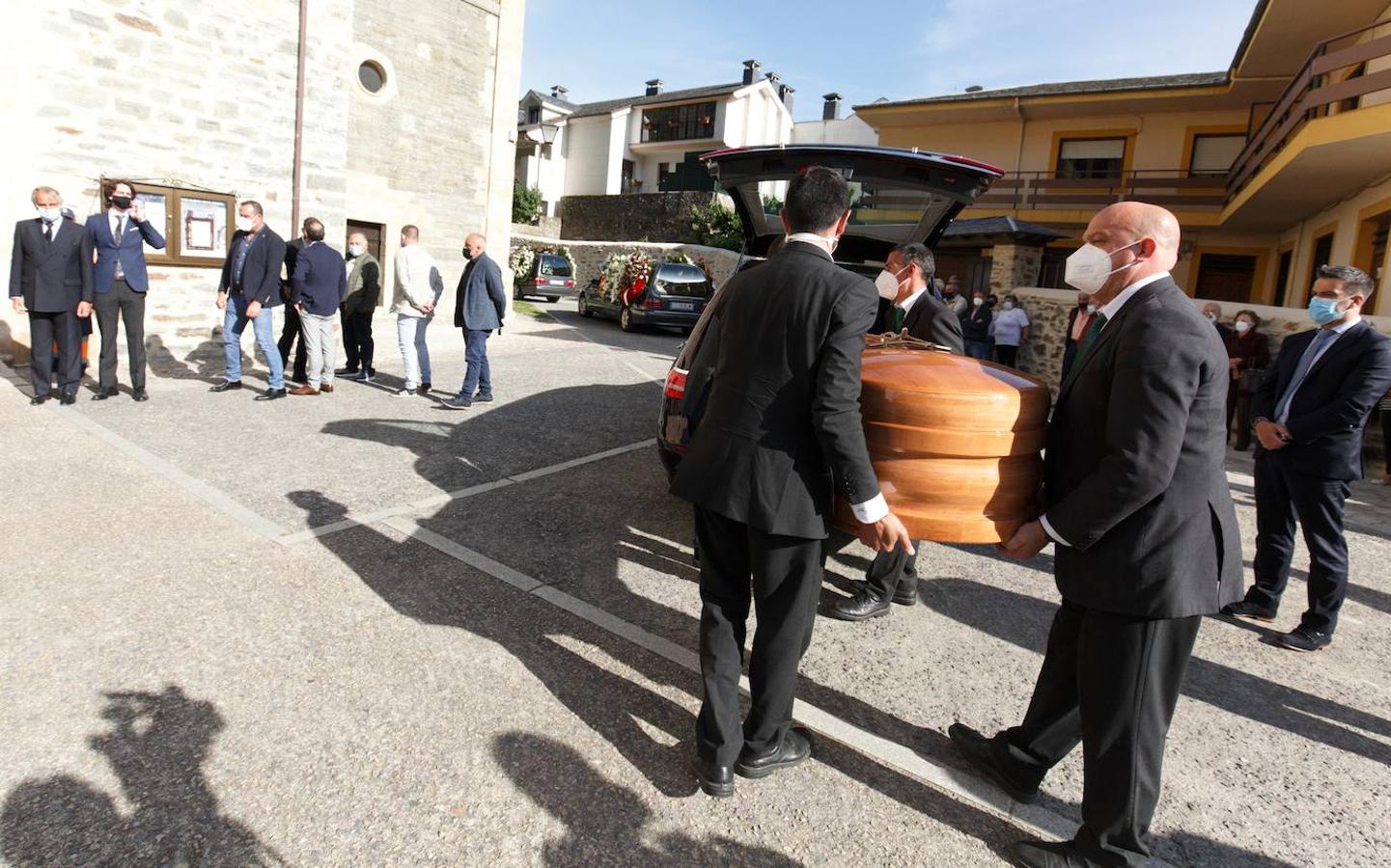 El ministro de Cultura y Deporte, José Manuel Rodríguez Uribes, asiste al funeral del compositor y director de orquesta Cristóbal Halffter en la Colegiata de Villafranca del Bierzo