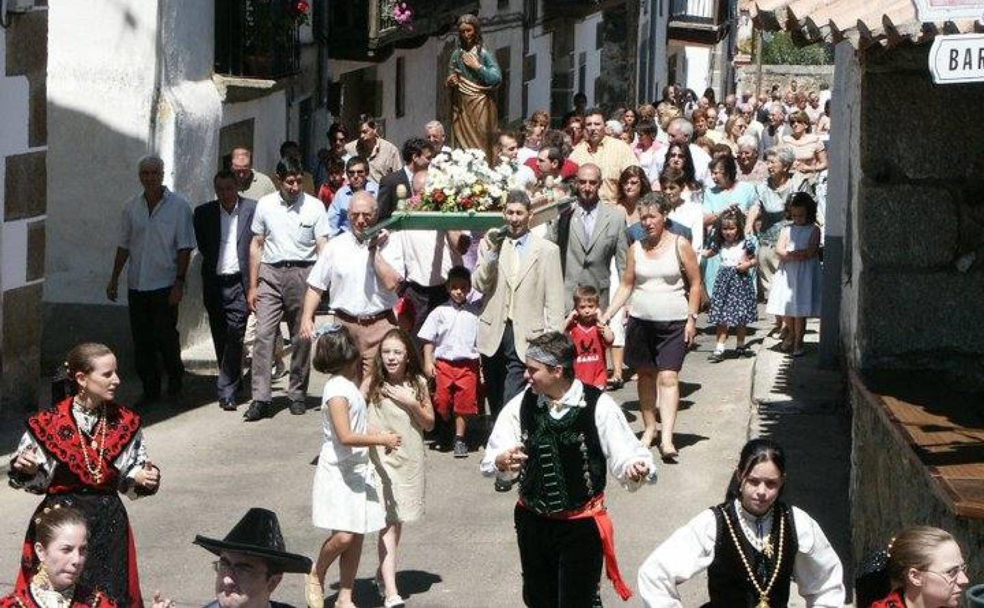 Procesión con la imagen de María Magdalena por las calles de Navacarros, en la que no falta la participación de un grupo folclórico.