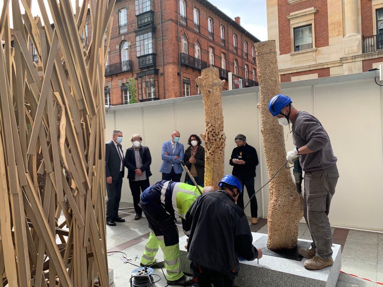 Cinco artistas leones que exhibirán seis de sus obras en la avenida leonesa que, una vez peatonalizada, busca ser un espacio artístico más de la ciudad