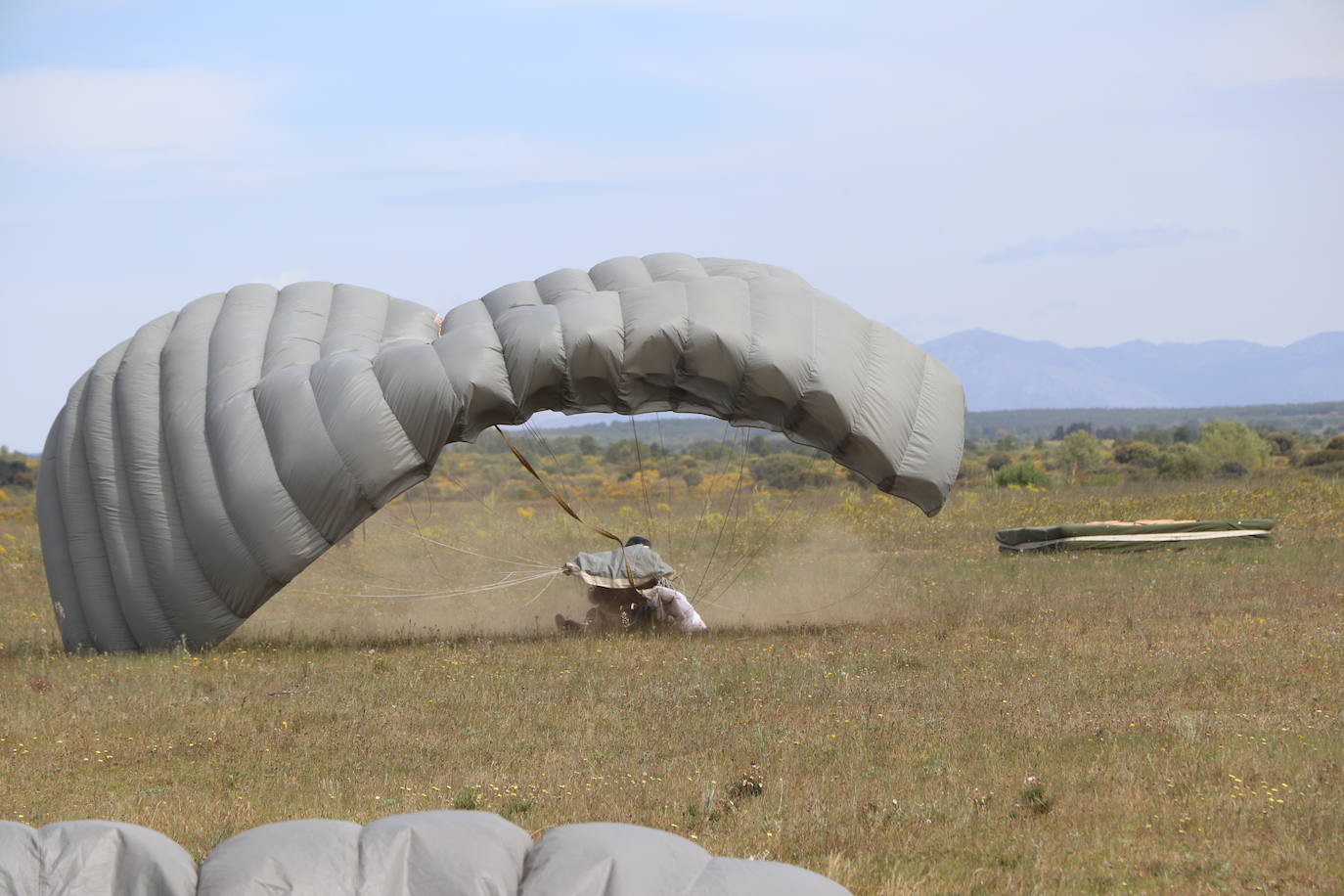 La Brigada Paracaidista pone en práctica el ejercicio Lone Paratrooper 2021 en el que 140 paracaidistas de España, Francia, Portugal y Estados Unidos se instruyen en el cielo inmejorable de la Academia Básica del Aire de la Virgen del Camino