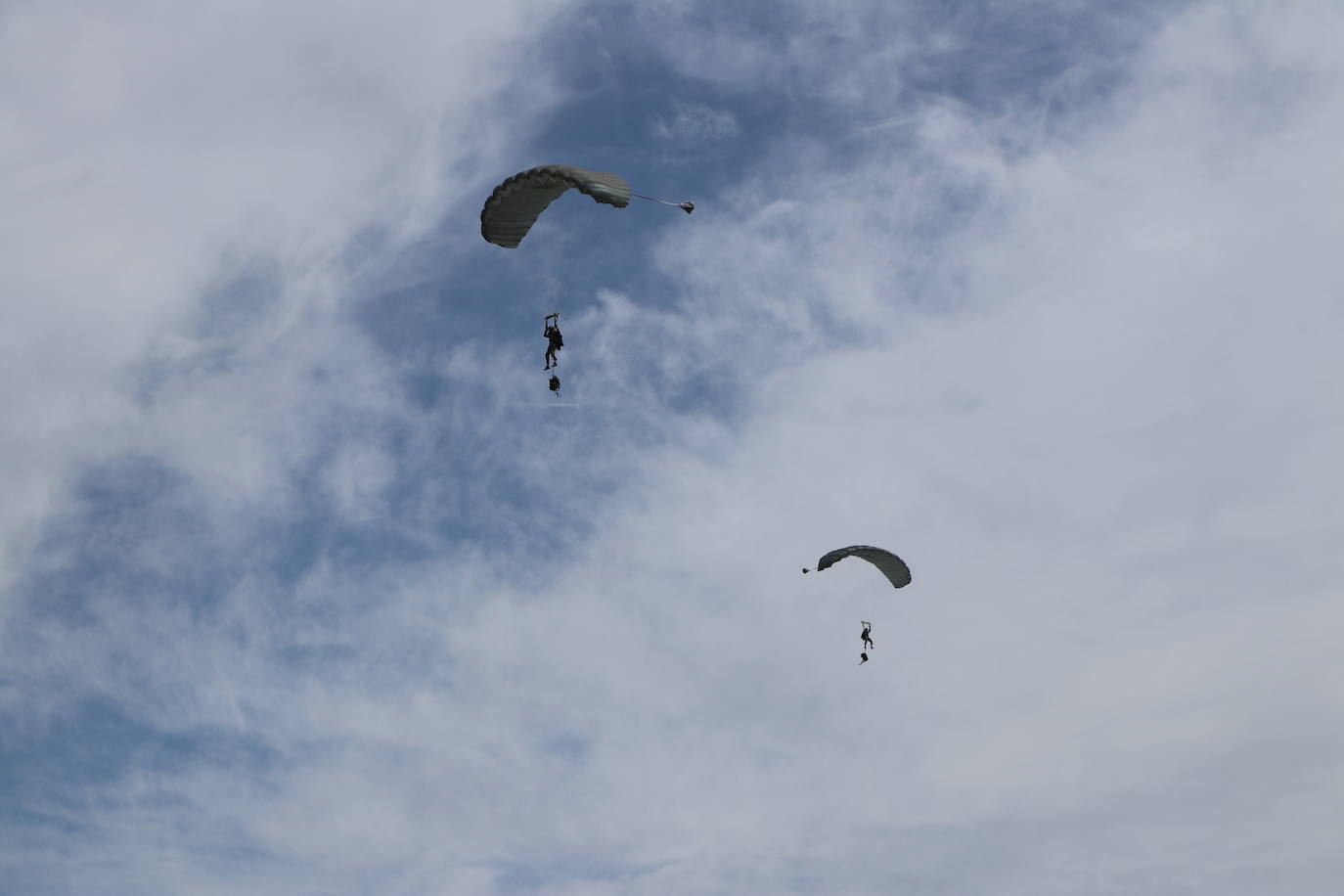 La Brigada Paracaidista pone en práctica el ejercicio Lone Paratrooper 2021 en el que 140 paracaidistas de España, Francia, Portugal y Estados Unidos se instruyen en el cielo inmejorable de la Academia Básica del Aire de la Virgen del Camino