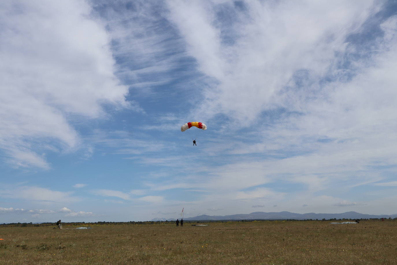 La Brigada Paracaidista pone en práctica el ejercicio Lone Paratrooper 2021 en el que 140 paracaidistas de España, Francia, Portugal y Estados Unidos se instruyen en el cielo inmejorable de la Academia Básica del Aire de la Virgen del Camino