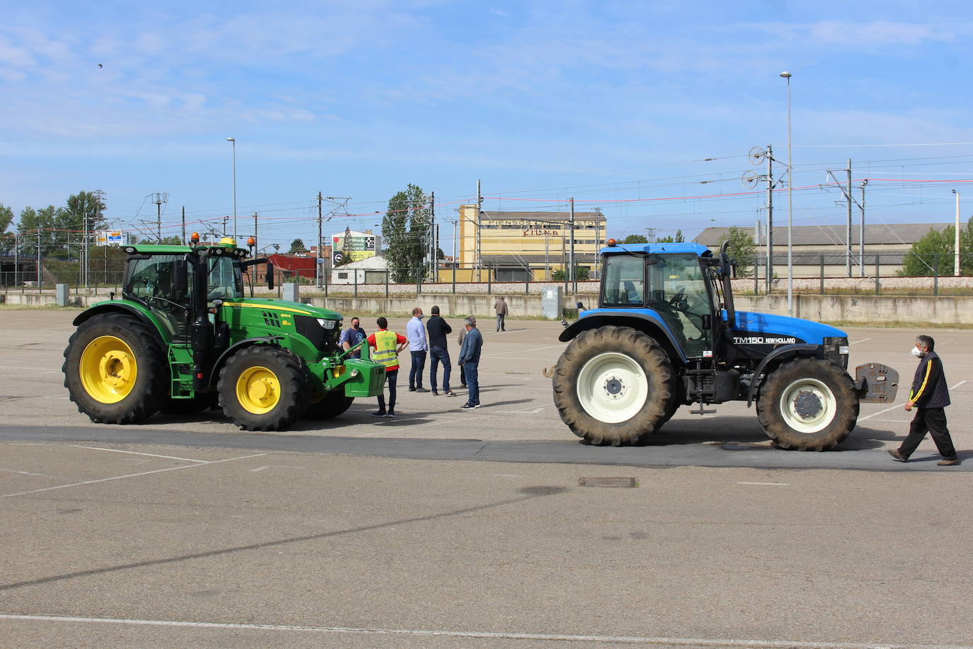 Trece camiones recorren las calles de León contra una PAC «cada vez menos productivista».