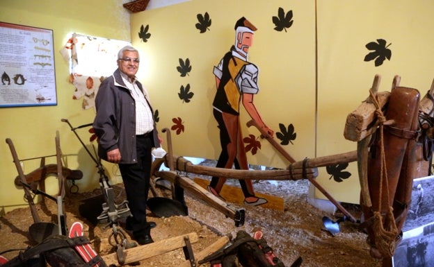 Jesús Carrión, junto a un arado que la asociación Aperos de Ayer conserva en La Santa Espina. 