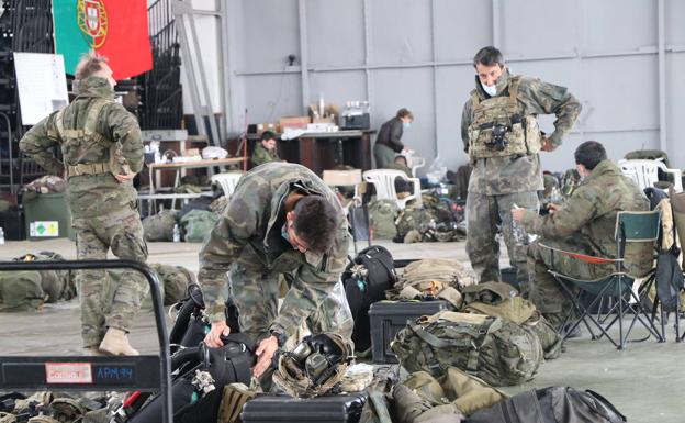 Galería. 140 paracaidistas de cuatro nacionalidades se entrenan en la base de la Virgen del Camino.