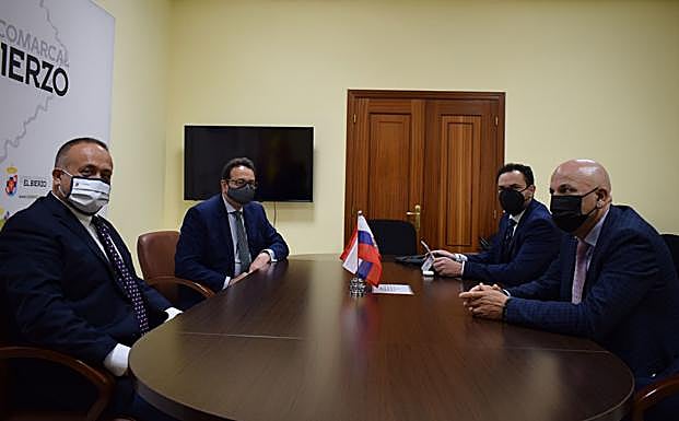 Reunión de la delegación de la patronal rusa con el mandatario comarcal en la sede del Consejo en Ponferrada.