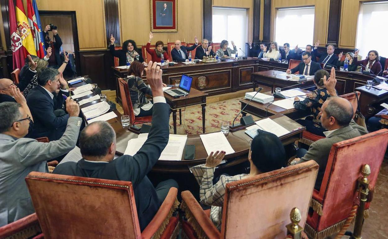 Imagen de archivo de un pleno en el Ayuntamiento de León. 
