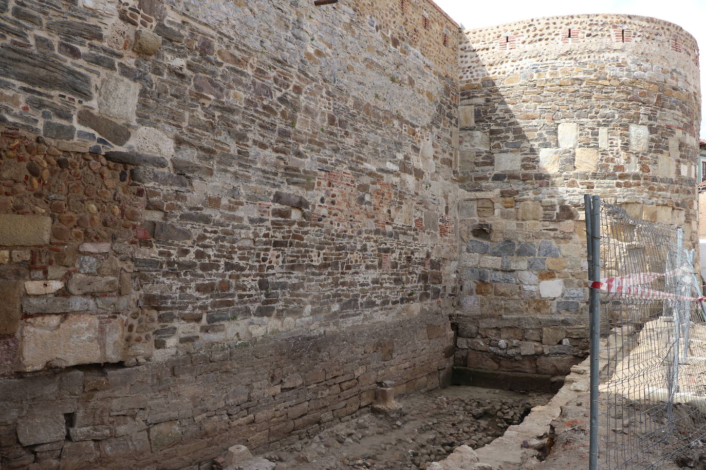 La zona arqueológica de la Era del Moro dotará a la capital de nuevos lienzos de su muralla que será puesta en valor.